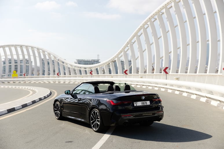 BMW 430i cabrio (Nero), 2023 in affitto a Ras Al Khaimah