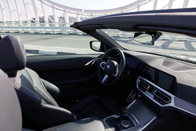 BMW 430i cabrio (Nero), 2023 in affitto a Ras Al Khaimah