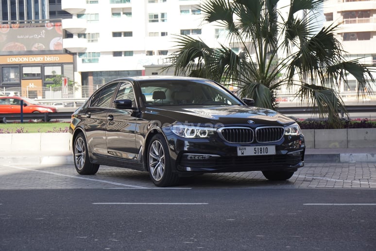 BMW 520I (Negro), 2019 para alquiler en Dub&aacute;i
