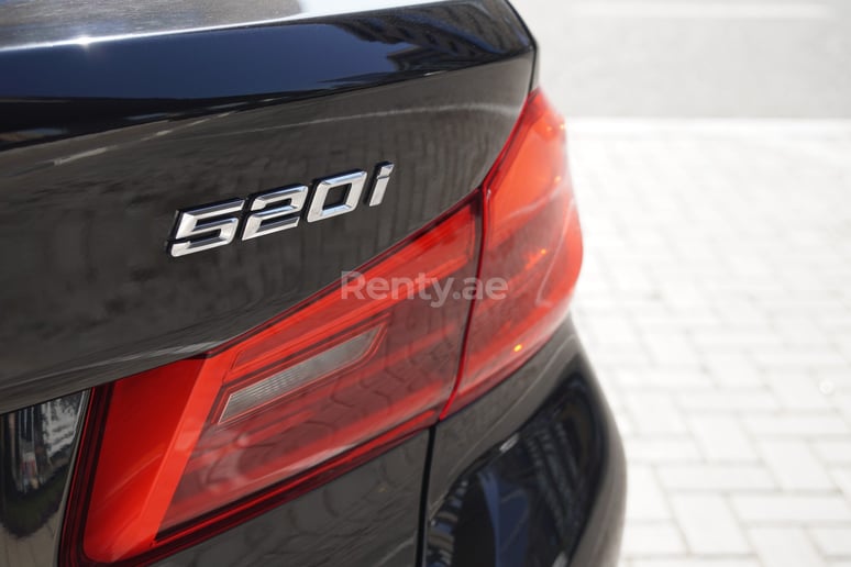 BMW 520I (Negro), 2019 para alquiler en Dub&aacute;i