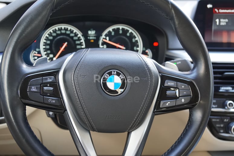BMW 520I (Negro), 2019 para alquiler en Dub&aacute;i