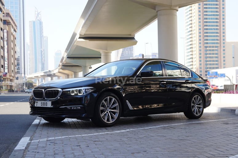 BMW 520I (Negro), 2019 para alquiler en Dub&aacute;i