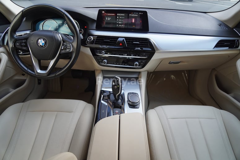BMW 520I (Negro), 2019 para alquiler en Dub&aacute;i