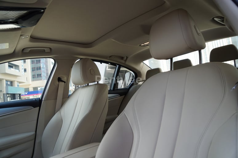 BMW 520I (Negro), 2019 para alquiler en Dub&aacute;i