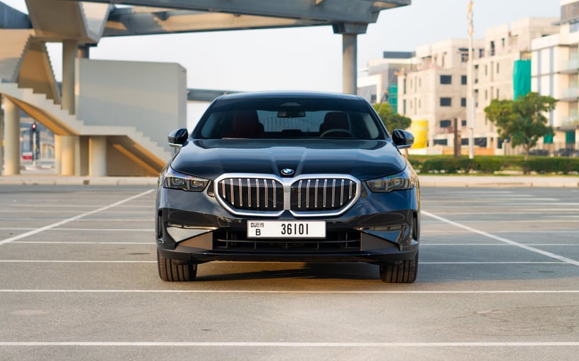 BMW 520i (Nero), 2024 in affitto a Sharjah