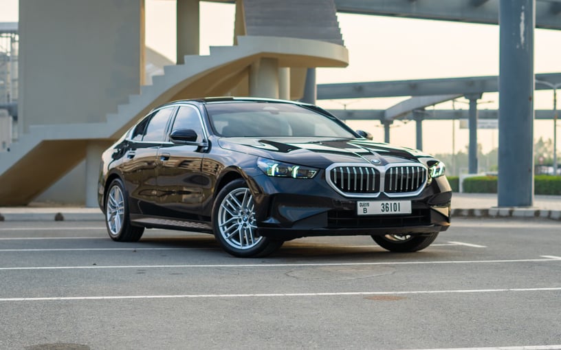 BMW 520i (Nero), 2024 in affitto a Sharjah