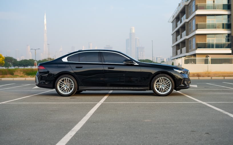 BMW 520i (Nero), 2024 in affitto a Sharjah