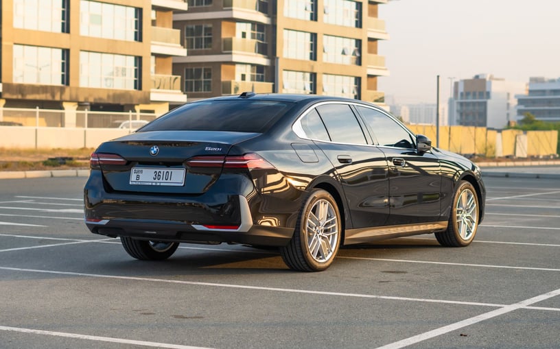 BMW 520i (Nero), 2024 in affitto a Sharjah