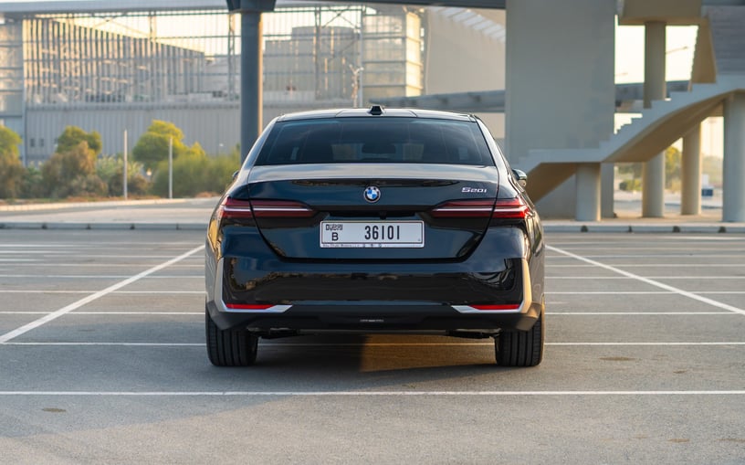 BMW 520i (Nero), 2024 in affitto a Sharjah