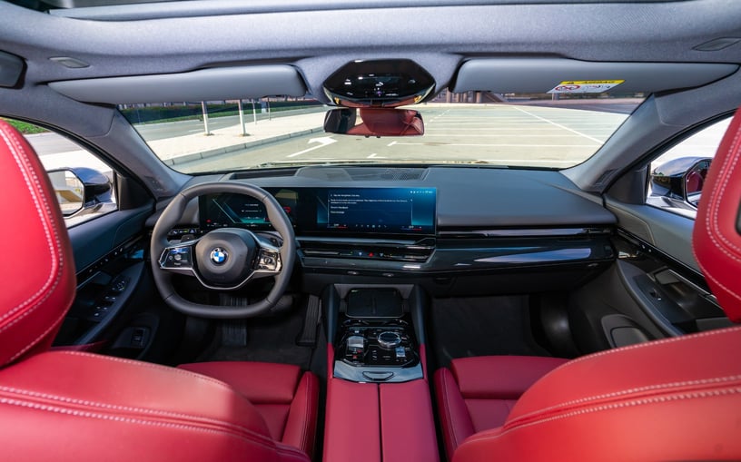 BMW 520i (Nero), 2024 in affitto a Sharjah