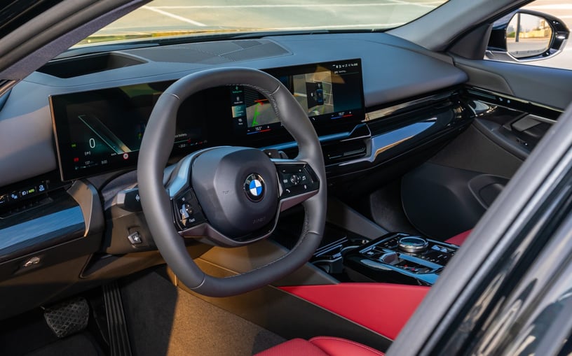 BMW 520i (Nero), 2024 in affitto a Sharjah