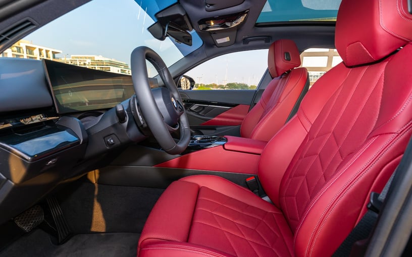 BMW 520i (Nero), 2024 in affitto a Sharjah