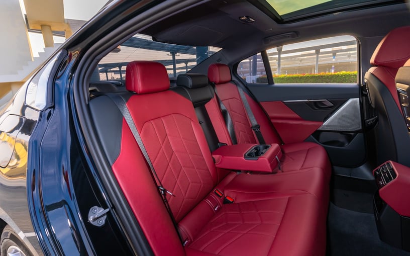BMW 520i (Nero), 2024 in affitto a Sharjah