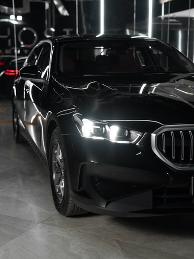 BMW 520i (Negro), 2025 para alquiler en Dub&aacute;i