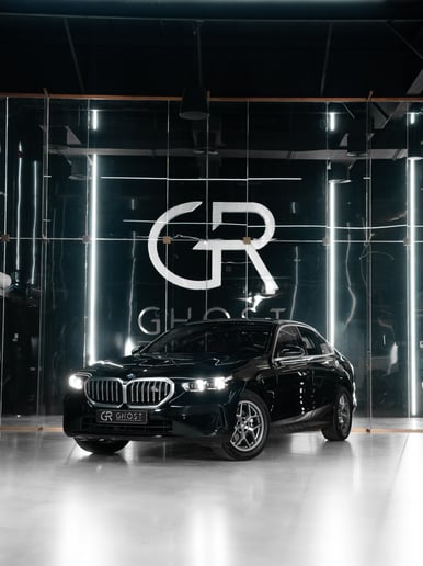 BMW 520i (Negro), 2025 para alquiler en Dub&aacute;i