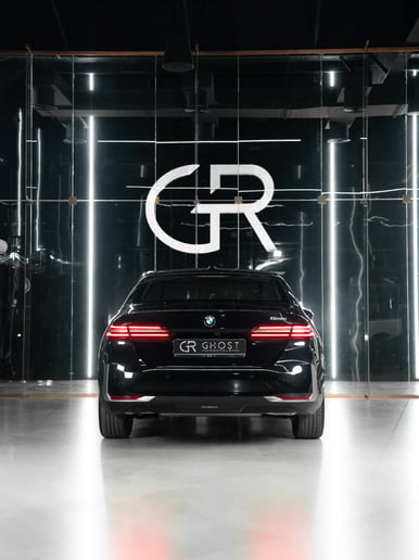 BMW 520i (Negro), 2025 para alquiler en Dub&aacute;i