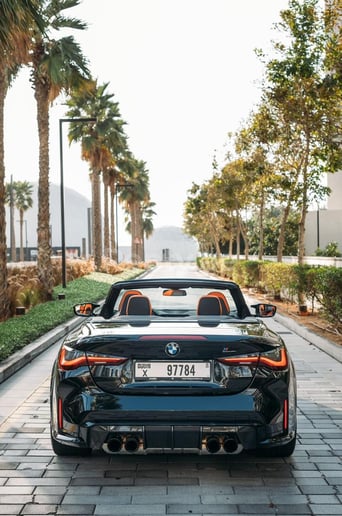 BMW 4M Sport Competition cabrio (Nero), 2022 in affitto a Dubai
