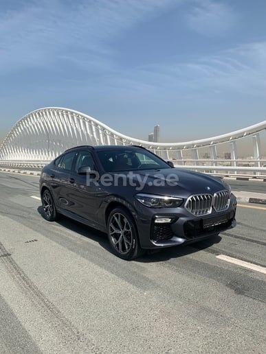 BMW X6 (Negro), 2020 para alquiler en Dub&aacute;i