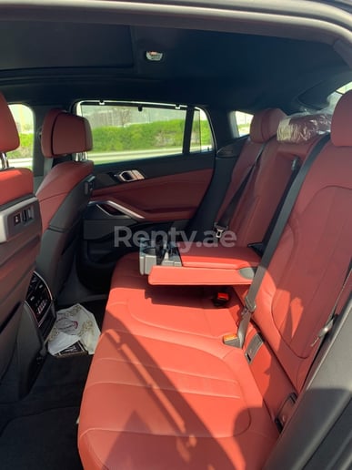 BMW X6 (Negro), 2020 para alquiler en Dub&aacute;i