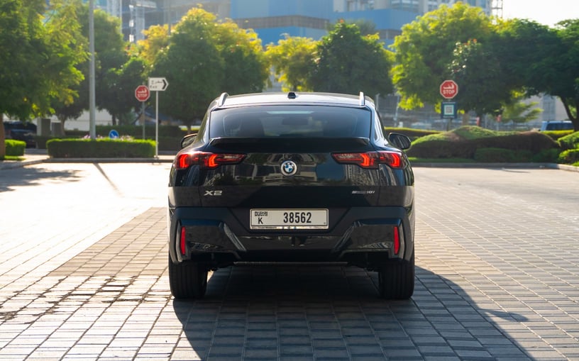 BMW X2 (Черный), 2025 для аренды в Шарджа
