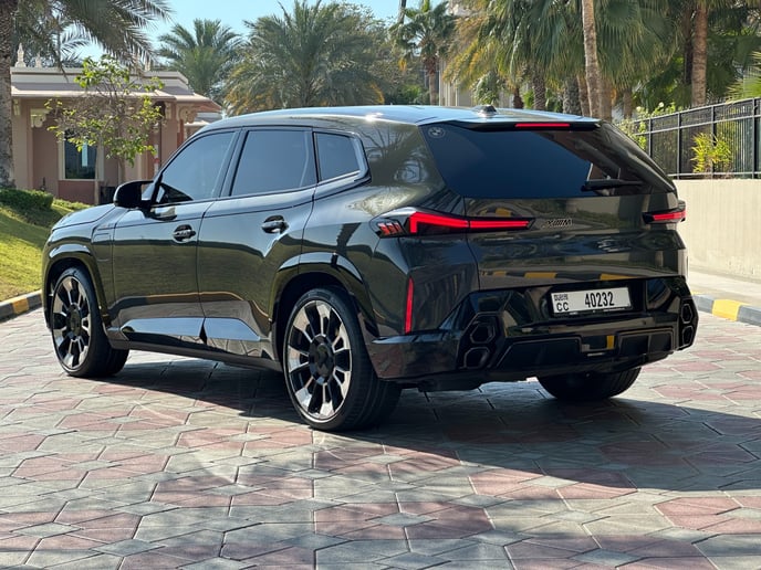 إيجار بي ام دبليو XM (أسود), 2023 في دبي