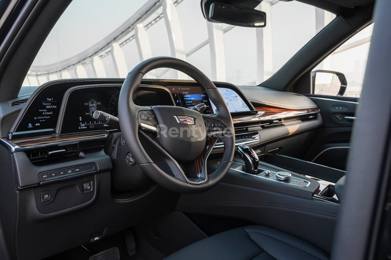 Cadillac Escalade Black Edition (Noir), 2021 &agrave; louer &agrave; Abu Dhabi