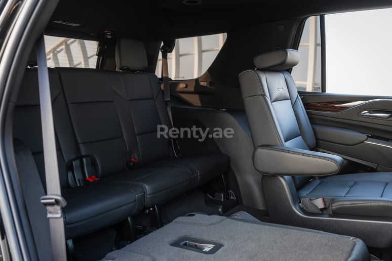 Cadillac Escalade Black Edition (Noir), 2021 &agrave; louer &agrave; Abu Dhabi