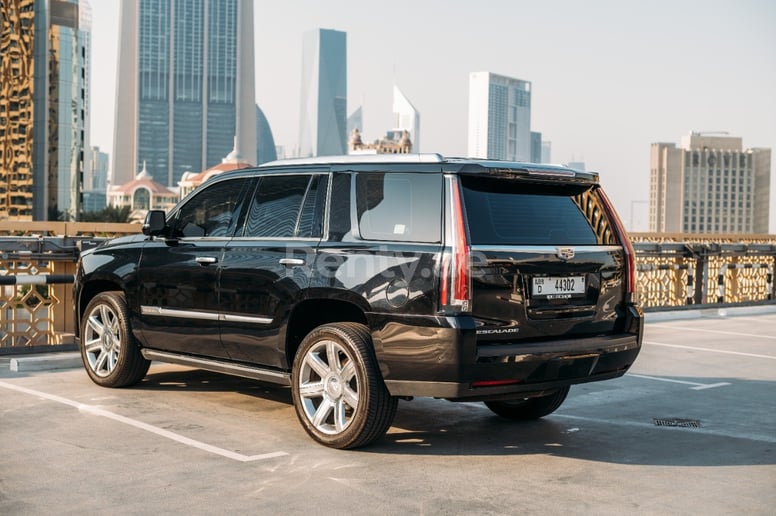 Cadillac Escalade (Zwart), 2021 te huur in Ras Al Khaimah