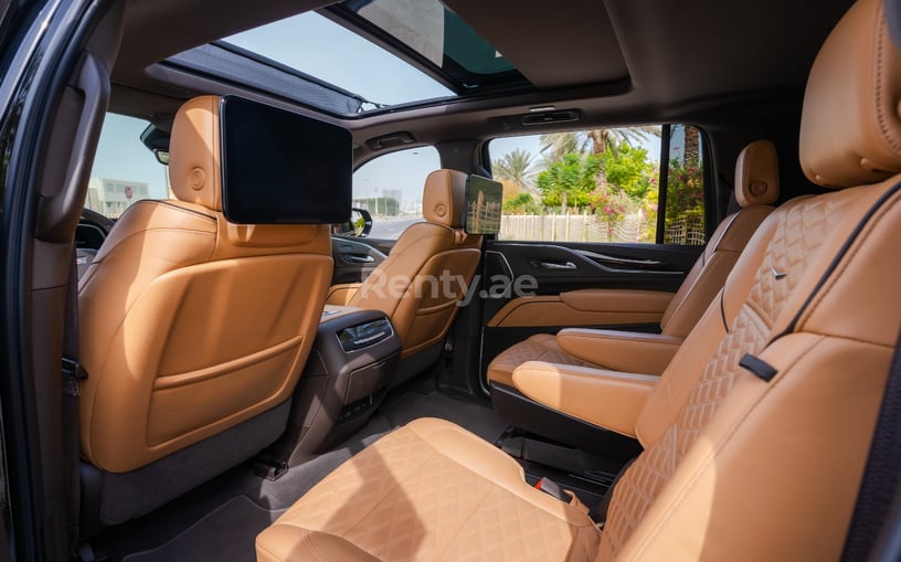 Cadillac Escalade XL (Schwarz), 2021  zur Miete in Dubai