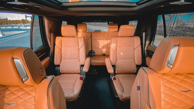 Abu Dabi'de kiralık Cadillac Escalade (Siyah), 2022