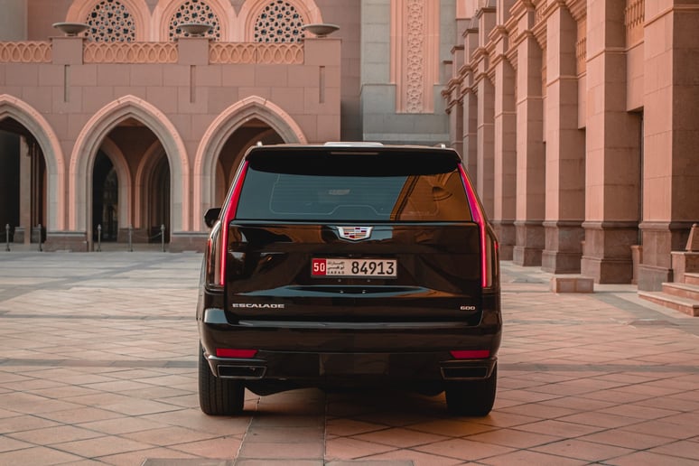 Cadillac Escalade (Schwarz), 2022  zur Miete in Abu Dhabi