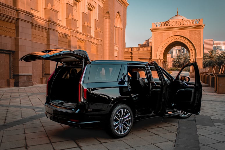 Cadillac Escalade (Schwarz), 2022  zur Miete in Abu Dhabi