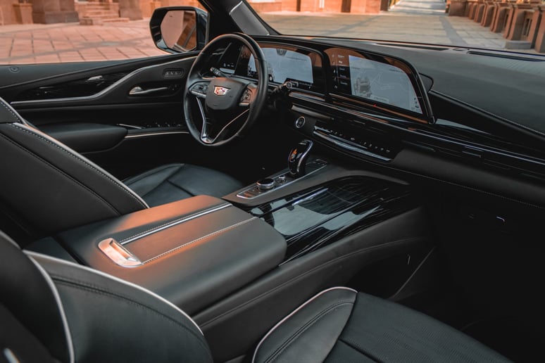 Cadillac Escalade (Schwarz), 2022  zur Miete in Abu Dhabi
