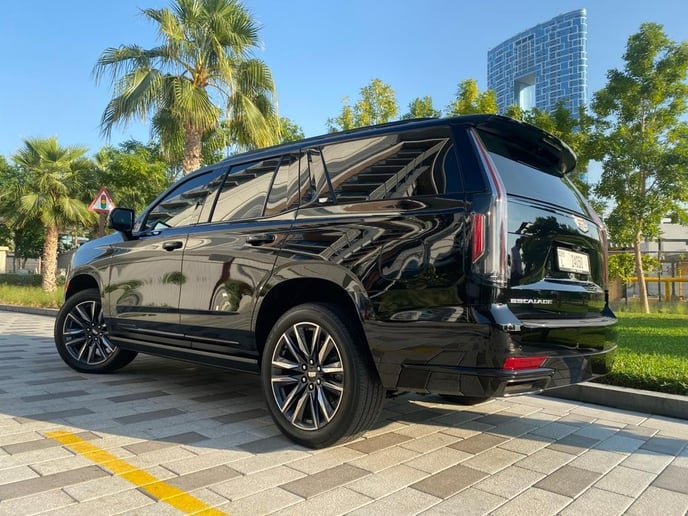 Cadillac Escalade (Schwarz), 2023  zur Miete in Dubai