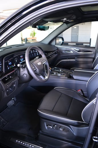 Cadillac Escalade (Schwarz), 2023  zur Miete in Dubai