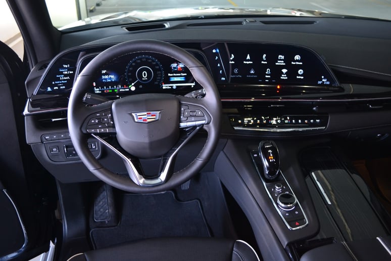 Cadillac Escalade (Schwarz), 2023  zur Miete in Dubai