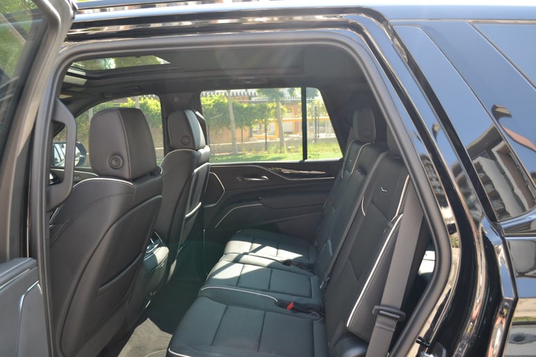 Cadillac Escalade (Schwarz), 2023  zur Miete in Dubai