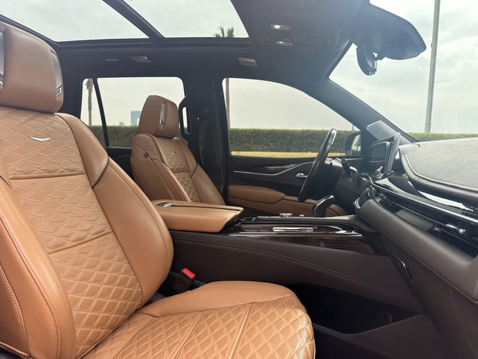 Cadillac Escalade (Negro), 2023 para alquiler en Dub&aacute;i