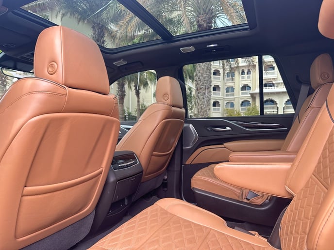 Cadillac Escalade (Negro), 2023 para alquiler en Dub&aacute;i