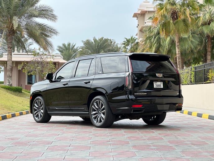 Cadillac Escalade (Negro), 2023 para alquiler en Dub&aacute;i