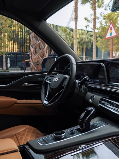 Cadillac Escalade (Negro), 2023 para alquiler en Ras Al Khaimah