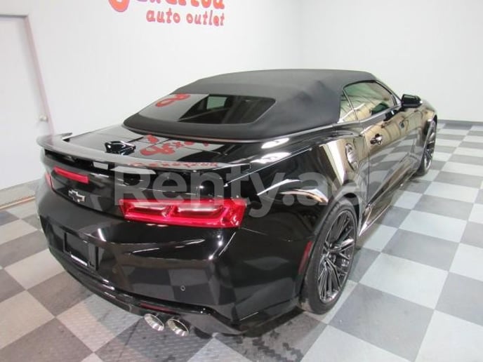 Chevrolet Camaro convertible (Negro), 2019 para alquiler en Dub&aacute;i