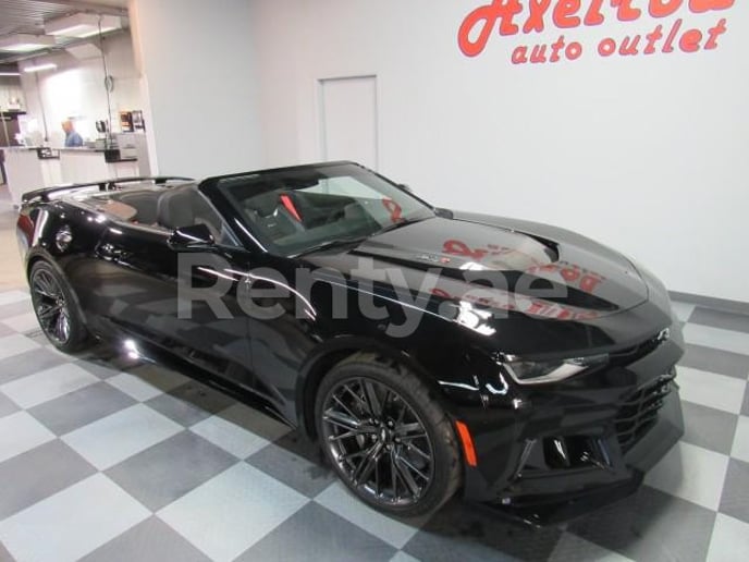 Chevrolet Camaro convertible (Negro), 2019 para alquiler en Dub&aacute;i
