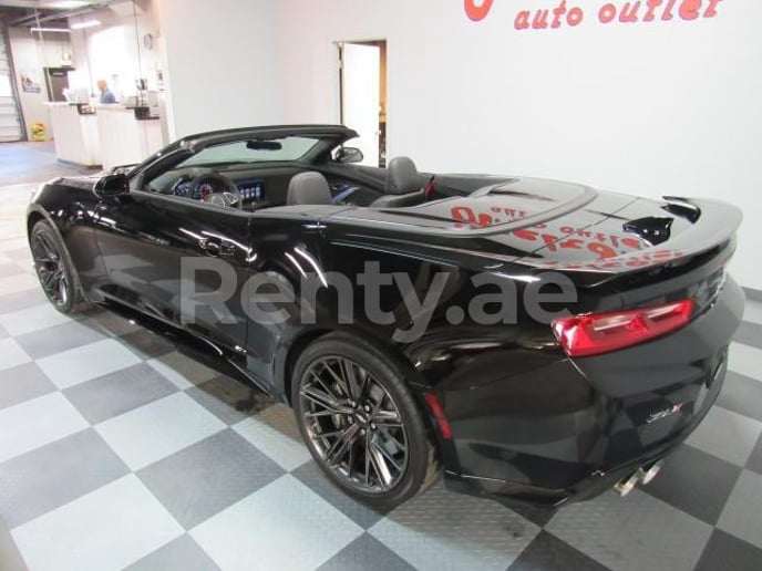 Chevrolet Camaro convertible (Negro), 2019 para alquiler en Dub&aacute;i