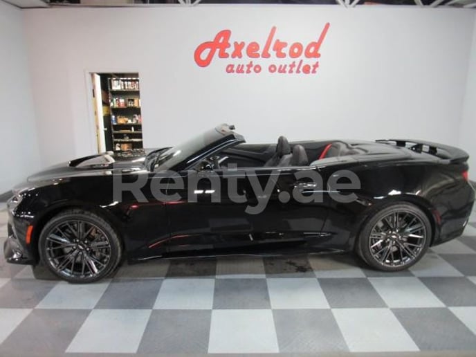 Chevrolet Camaro convertible (Negro), 2019 para alquiler en Dub&aacute;i