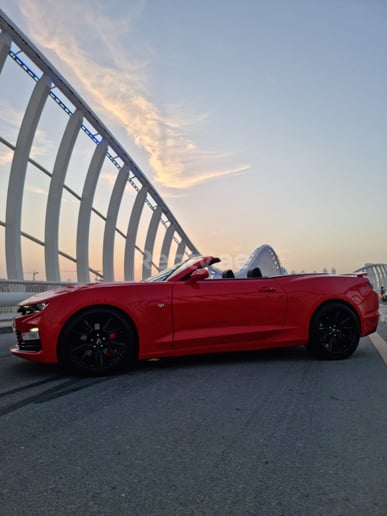 Chevrolet Camaro V8 cabrio (Rood), 2020 te huur in Dubai