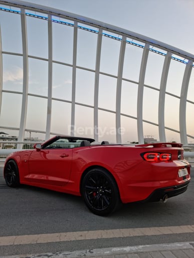 Chevrolet Camaro V8 cabrio (Rood), 2020 te huur in Dubai