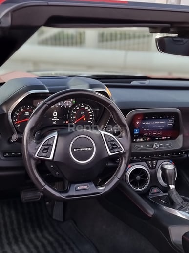 Chevrolet Camaro V8 cabrio (Rood), 2020 te huur in Dubai