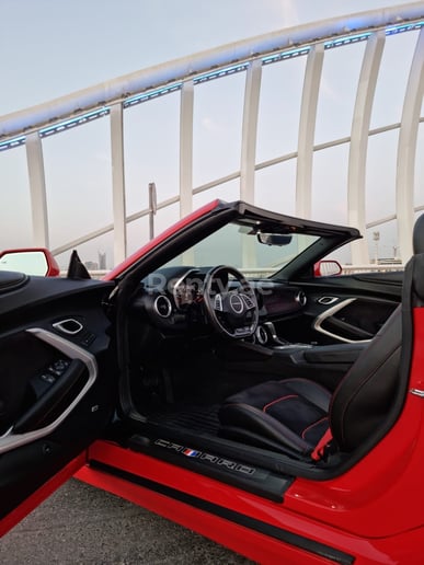 Chevrolet Camaro V8 cabrio (Rood), 2020 te huur in Dubai
