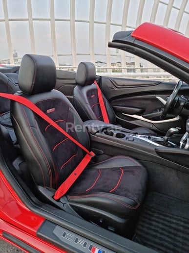 Chevrolet Camaro V8 cabrio (Rood), 2020 te huur in Dubai